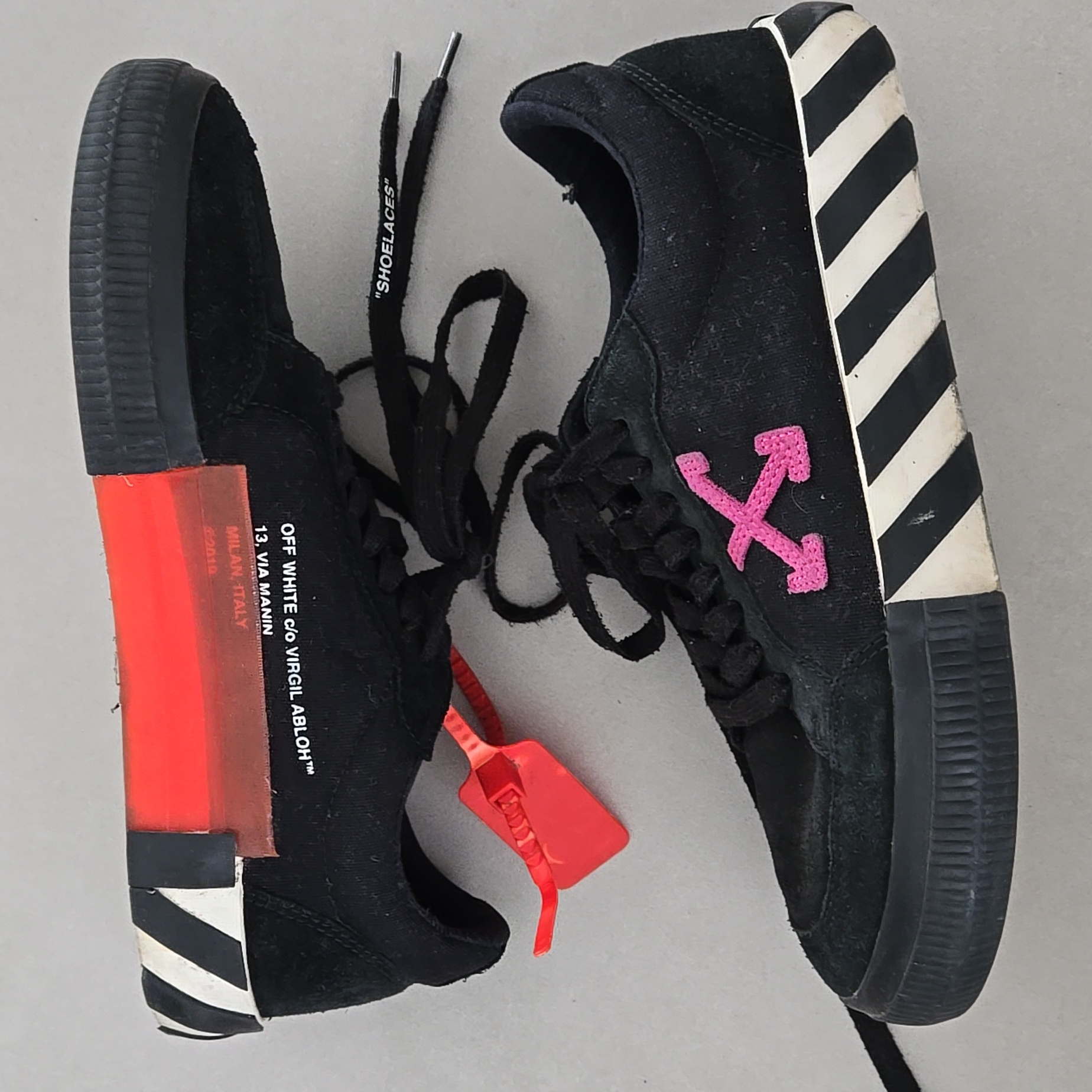Off-White Men's Vulcanized Low Sneakers In Black And Fuchsia Size 41/7.5